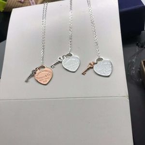 Blauwe doos Klassieke TF designer ketting top Boutique V Gouden Sleutelhanger met hartvormig label Minimalistisch Instagram-ontwerp Kraagketting als cadeau voor vriendin