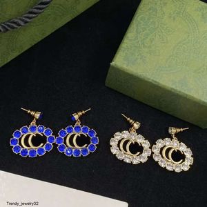 Boucles d'oreilles breloques bleues boucles d'oreilles pureté blanche. nouveau créateur de boucles d'oreilles de luxe de style classique en laiton et pierres précieuses pour femmes. bijoux de créateur aretes de qualité avec boîte