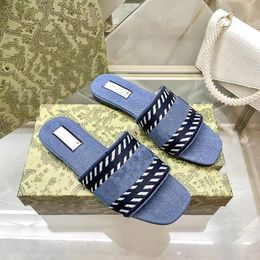 Bordado de mezclilla azul sandalias planas de diseñador de diseñador de diseñadores Sliders Women Women Classic Letts Flat Comfort Mules Slipper Summer Beach Zapatos 2709