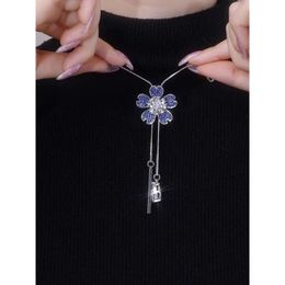 Blauwe diamant verfraaide bloem kwast trui ketting voor dames herfst en winter modieuze trekbare lange kledingaccessoires