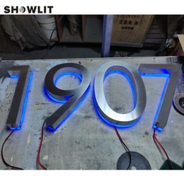 Blauwe verlichtingsdeur bord achtergelicht woningnummers led halo lit huisnummer op maat gemaakt andere hardware