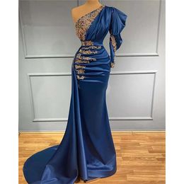 Sirène bleue Robes de soirée de marine en satin formelle avec dentelle dorée élégant une robe de fête perlée