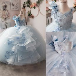 Vestidos de desfile azul Escote en v Sin mangas Flor hecha a mano Arco Lentejuelas Encaje con cuentas Vestido de niña de flores Tren de barrido de tul con gradas Vestido de fiesta para niños