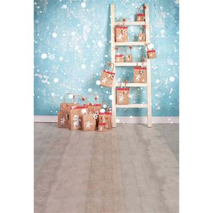 Mur peint en bleu, toile de fond de noël, plancher en bois imprimé, échelle à pois, cadeaux de famille, bébé, enfants, fête de noël, arrière-plan Photo