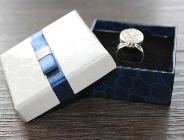 Boîte à bagues bleue Boîte d'emballage à bagues en papier Boucle d'oreille Vitrine Boîtes d'emballage à bijoux carrés 6.3 * 6.3 * 2.3 cm
