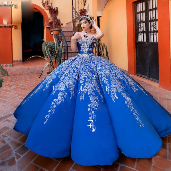 Robe de bal bleue à volants Quinceanera 2022 Appliques de dentelle blanche Sweet 15 robes de l'épaule avec ceinture en cristal Robes de fête d'anniversaire junior 326 326