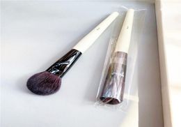 Pincel de maquillaje de rubor Luxe Soft Natural BRISTLE REDOND Cheek Powder Highlighter Beauty Cosmetics Brush Tool6063420