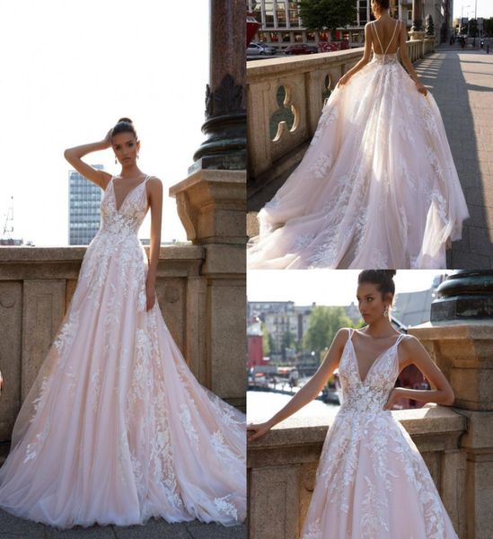 Robes de mariée boho rose blush en dentelle appliquée