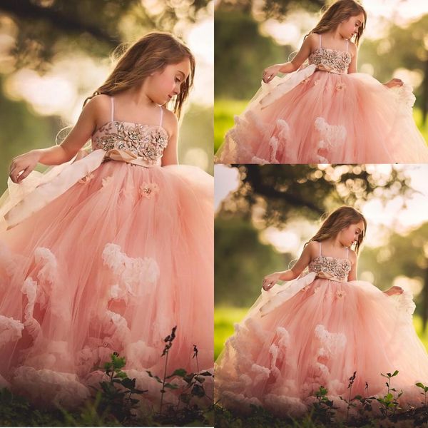 Blush Rose Pas Cher Puffy Flower Girl Robes Pour Les Mariages Dentelle Appliques Perles Avec Bow Ruffles Tiered Girls Pageant Dress Enfants Communion Robe