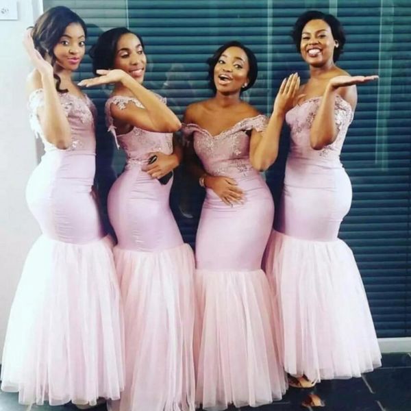 Vestidos de dama de honor de sirena rosa rubor Apliques de encaje con hombros descubiertos sudafricanos Vestidos de dama de honor para boda Longitud del piso de tul