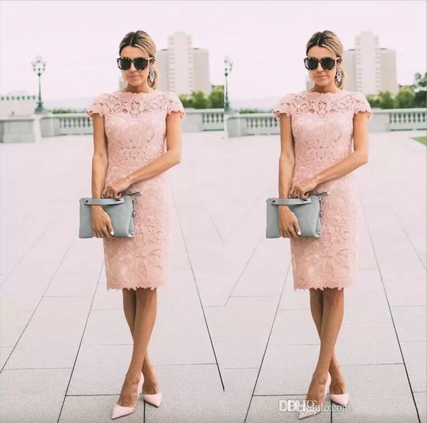 Blush Pink Vestidos para la madre de la novia Joya Cuello Mangas cortas Encaje completo Hasta la rodilla Fiesta de la vaina Vestidos de invitados de boda por la noche