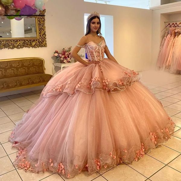 Blush Pink Off Hombro Vestidos de quinceañera Vestidos de 15 años Flores 3D Apliques de encaje Tul con gradas Vestidos de fiesta de cumpleaños de princesa formal Vestido para ocasiones especiales