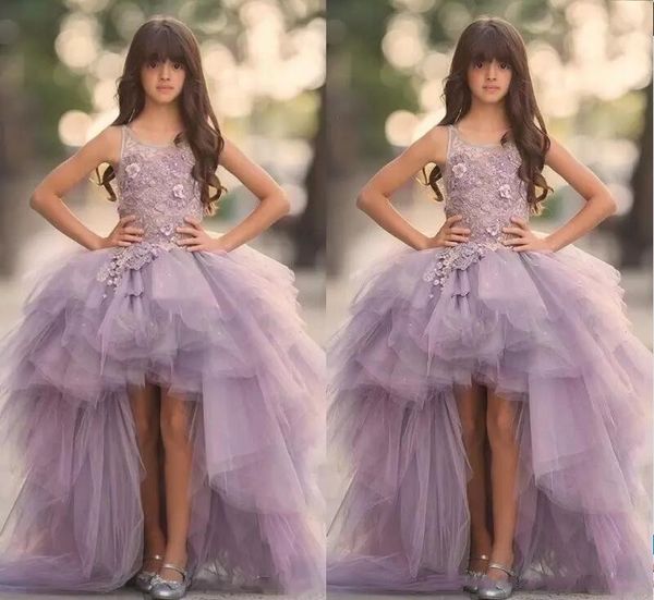 Lavanda Alto Bajo Niñas Vestidos del desfile Apliques de encaje hinchados Princesa Vestidos de niña de las flores para la boda Flores hechas a mano Vestidos de comunión para niños