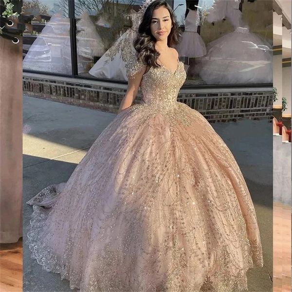 Robe De Quinceanera rose Blush, col en v, manches cape, avec des Appliques en dentelle et des paillettes, robe De bal princesse, robe De bal, douce 16 robes De 15 ans