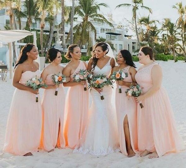 Blush Pink Side Split Vestidos largos para damas de honor 2019 Un hombro Sin mangas Encaje y gasa Maid of Honor Country Wedding Vestidos de invitados baratos