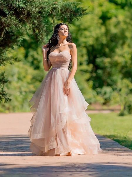 Vestido de novia rosa rubor Cariño con cordones en la espalda Cintura con cuentas Lado dividido Vestidos de novia largos Capas Detalles de ondas de tul