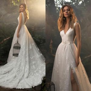 Bohème 2021 robes de mariée fendues sur le côté dentelle Appliqued robes de mariée col en V profond perlé cristal Boho dos nu Robes De Mari￩e