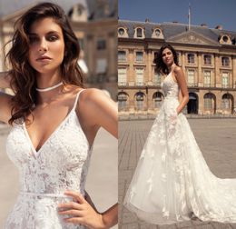 Bohême Une ligne Robes de mariage Illusion V Neck Lace Robes de mariée plage appliques Boho manches balayage train robe de mariée