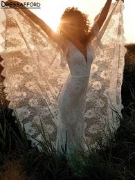 Bohemian Deep V-Neck sans manches sirène robes de mariée avec des applications florales Cape