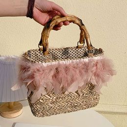 Bohemian Feather Plaw Sac à main de sac à main Designer Bamboo Handle Basket Basking Bags Sacs pour femmes 2023 Sacs de plage de rotin tissé de voyage