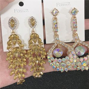 Pendientes bohemios retro Cuelga aleación europea y americana diamante largo famoso palacio corte viento pendientes exagerados ventas al por mayor Estilos de mezcla de joyería Descuento