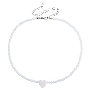 Bijoux de style bohème jade en cristal blanc perlé avec le tempérament Mother of Love Collier de chaîne de cou simple pour la dentelle des femmes