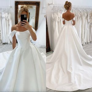Boho une ligne robes de mariée sur le bouton de l'épaule Back Sweep Train Satin Designer Wedding Bridal Robes