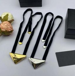 Boho-Halskette aus schwarzem Samt, große übertriebene dreieckige Buchstaben-Stempel-Anhänger-Halskette für Frauen, Seilkette, Designer-Schmuckzubehör