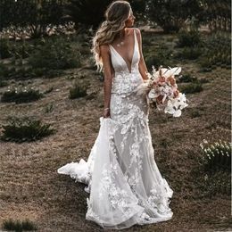 Vestido de novia bohemio Apliques de flores en 3D Vestidos de novia de sirena Correas espaguetis Sin espalda vestidos de novia Vestidos de novia de campo