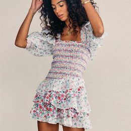 Boho Inspiré imprimés floraux mixtes robe de fête à volants manches bouffantes couche carrée smocked sexy robes mini-chic robe d'été chic 210231o