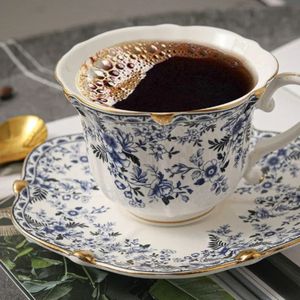 Bone Chine British British Blue Coffee Tass Soucoupes Set Ceramic rétro Retro Européen Luxe Luxury Floral Afternel Tea Cup 240510