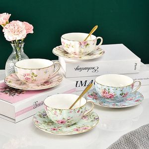 Bone China Coffee Cup Saucer Lepel Set Flower Tea Cups Set European Porselein Cup en Saucer voor koffie keramische bekers mokken cadeau 231220