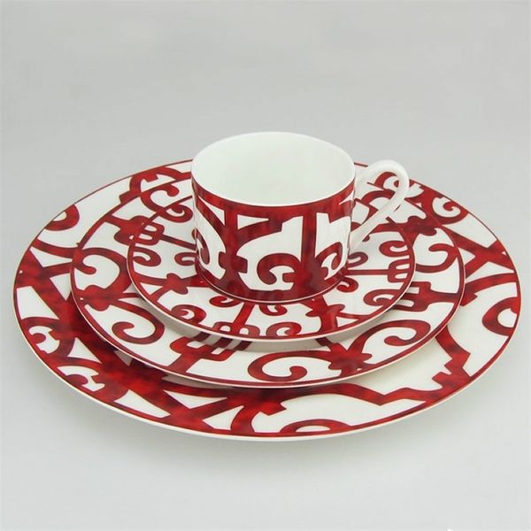 Assiette de dîner en porcelaine en espagnol à la grille rouge art des conceptions de conception