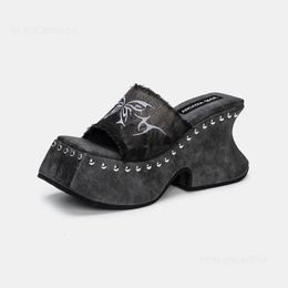 Bonjomarisa Plataforma Sandalias para mujeres Bordado de mariposa Moda Sandalias Goth Zapatos Slip en los zapatos de tacones altos abiertos Y2K 240410