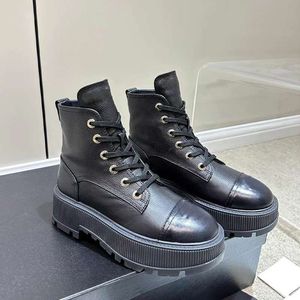 Bota Botas de diseñador para mujer Botas de lluvia París Hombres hasta la rodilla botines 20 mm de largo Arco EVA Plataforma de goma Botas de lluvia verde brillante rosa negro zapatos de lujo zapatillas de deporte