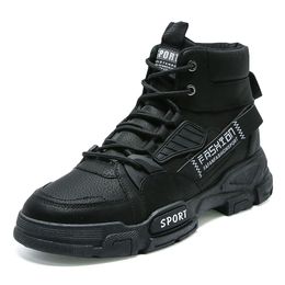 Chaussures de chaussures pour hommes bottes de neige sneakers de créateurs de bonne mode chaussures d'hiver lisse en cuir à moitié noire plate-forme décontractée en plein air