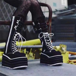 Bottes 2021 Boots d'automne Femmes Européen Américain de lacet punk et bottes de ttube médian épaisses