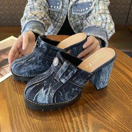 Boots 2021 Couvrir TOE Blue Denim Slippers Femmes Mules Sandales Tourneaux Summer Summer Talons hauts Jeans Chaussures Femme Pumps Tlines