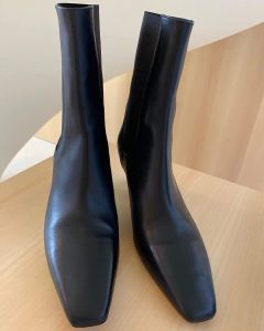 Bottes 2021 Printemps et été Nouveau réel en cuir dames noires minimalistes pointues chaussures de chaussettes