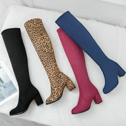 Botas 2021 Mujeres sobre la rodilla Botas Cómodos Tacón cuadrado Toe Damas Damas Botas de estiramiento Flock Leopardo Otoño Invierno Botas para mujeres