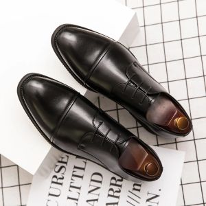 Boots 2022 Fashion Business Robe Chaussures hommes Nouveaux costumes en cuir classique Chaussures de mode de mariée Chaussures robes de mariée Men Oxfords Designer