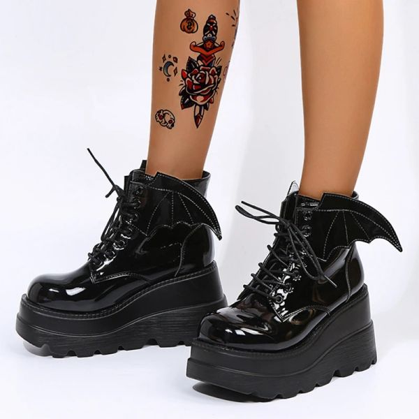 Boots 2022 Gothic Fashion Lolita Cosplay Femmes Boots Punk Street Cool Black Wings Platform Talage Talon Lace Up Femme Chaussures Big Taille 43