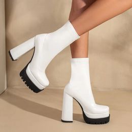 Bottes 2022 Nouvelles bottines de la cheville à orteil carré d'épaisseur pour femmes en noir et blanc
