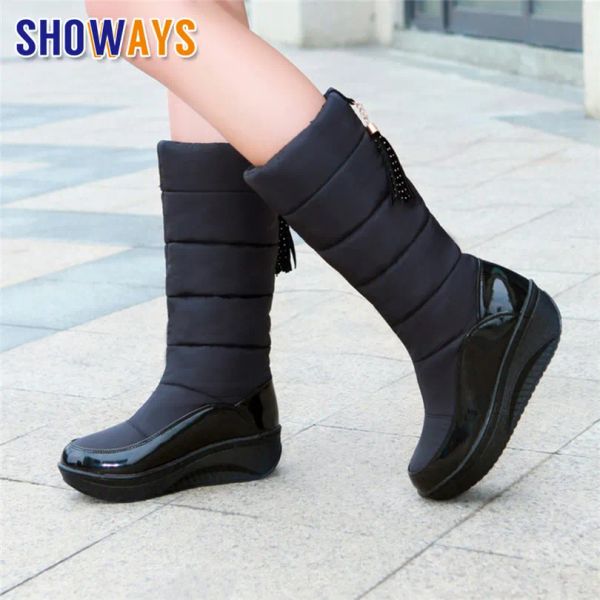 Botas 2022 Mujeres de felpa Botas de nieve Tielas altas Toos redondos marrón negro Down Winter Winter Fringe Damas Midcalf Platform Boots Wedge Boots