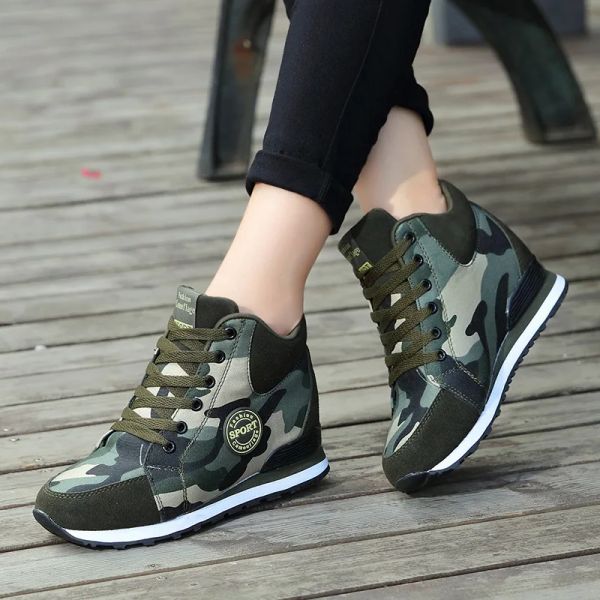 Botas 2022 Spring High Top Platform de cuña zapatillas Mujeres zapatos casuales Tisos escondidos Damas de zapatillas Camuflaje Femme Femme