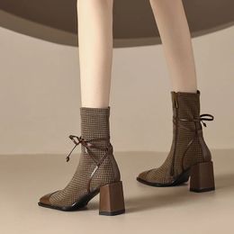 Bottes 2023 Style français bout carré talon épais talon haut court pour femmes automne hiver unique femmes 231208