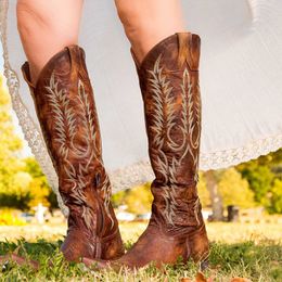 Bottes 2023 Nouvelles chaussures de cow-girl brodées Femmes Slip sur le genou occidental Haute Mode Talons bas Bout carré Cowboy 230922