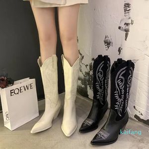 Bottes 2023 Mode d'hiver Western Cowboy Boot Bout pointu Chaussures à talons hauts Dames Broderie