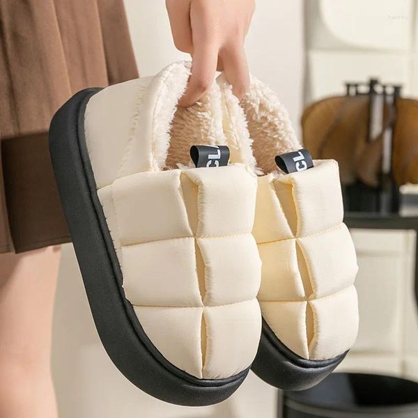 Botas 2023 invierno cálido diseño de piel de nieve mujeres cortas antideslizantes luz cómoda hombres zapatillas de casa zapatos de pan de alta calidad