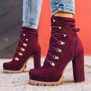 Bottes 2024 Plateforme de mode d'hiver automne d'automne Mid Moud Femme Bottes High Talons Lace Up Rivet Boot Suede Toe Round Toe Ladies Chaussures Chunky